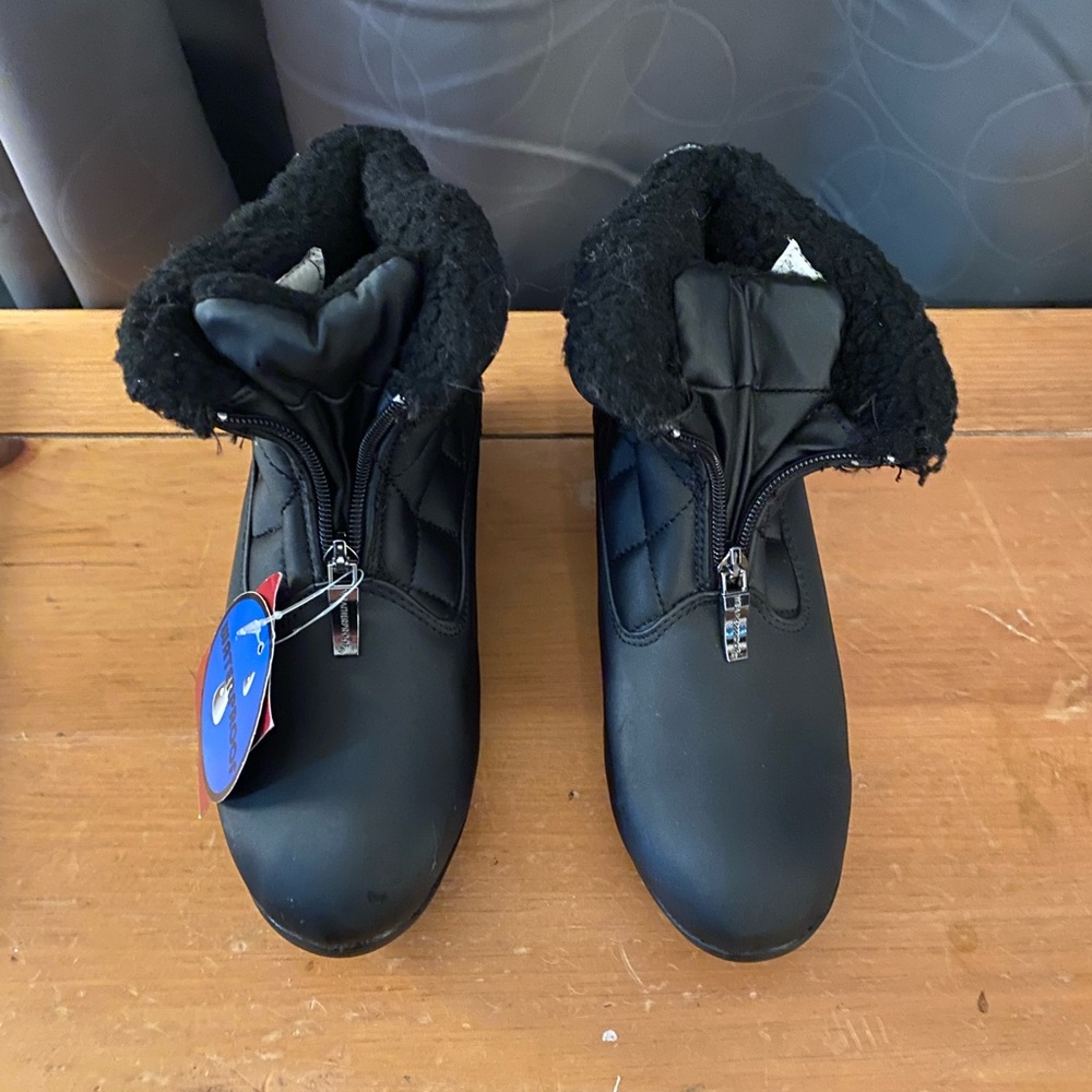 Weatherproof size 7.5 booties that are waterproof